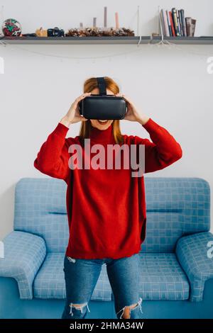 Vue latérale d'une jeune femme mince et méconnaissable portant un body noir et des chaussures pointe effectuant une posture de table inversée tout en dansant à l'extérieur sur le ciel nuageux Banque D'Images