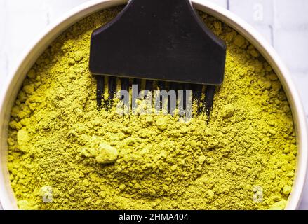 Bol à grand angle avec un inerme de lawsonia séché dans un bol avec brosse professionnelle pour mourir avec un colorant écologique naturel Banque D'Images