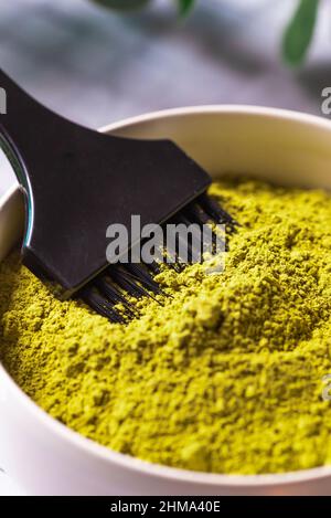 Bol à grand angle avec un inerme de lawsonia séché dans un bol avec brosse professionnelle pour mourir avec un colorant écologique naturel Banque D'Images