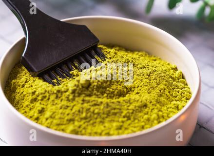 Bol à grand angle avec un inerme de lawsonia séché dans un bol avec brosse professionnelle pour mourir avec un colorant écologique naturel Banque D'Images