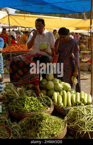 Deolali, Maharashtra, Inde- Asie, février -2009 : les gens et les touristes locaux achetant des légumes sur le marché, Deolali, Maharashtra Banque D'Images