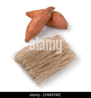 Nouilles de verre de fécule de pomme de terre douce, Dangmyeon et patates douces fraîches isolées sur fond blanc Banque D'Images