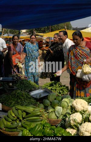 Deolali, Maharashtra, Inde- Asie, février -2009 : les gens et les touristes locaux achetant des légumes sur le marché, Deolali, Maharashtra Banque D'Images