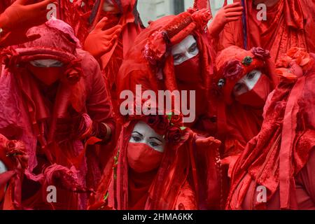 Londres, Royaume-Uni. 27 août 2021. Extinction Brigade de la rébellion rouge sur la place Paternoster. Des manifestants se sont rassemblés devant la Bourse de Londres dans le cadre de leur Marche de l'argent du sang, visant la City de Londres. Banque D'Images