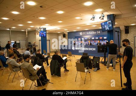 Ville de Gelsenkirchen, Allemagne. 08th Fév., 2022. Firo: 08.02.2022 Fuvuball, 2.Bundesliga, saison 2021/2022, FC Schalke 04 - Media Talks, PK, conférence de presse salle de conférence de presse crédit: dpa/Alay Live News Banque D'Images