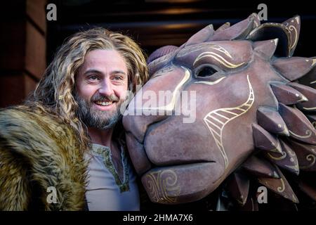 Édimbourg, Écosse, Royaume-Uni. 08th févr. 2022. Edinburgh Ecosse, Royaume-Uni février 08 2022. Acteur Chris Jared (Aslan) à l'extérieur du Théâtre des rois avec la marionnette à lion, qui a été créée pour le Lion, la Sorcière et la garde-robe. Crédit : SST/Alay Live News Banque D'Images