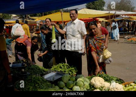 Deolali, Maharashtra, Inde- Asie, février -2009 : les gens et les touristes locaux achetant des légumes sur le marché, Deolali, Maharashtra Banque D'Images