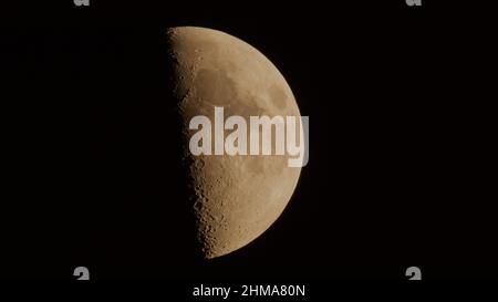 Photographie de la Lune dans la première phase du quart lunaire. Banque D'Images