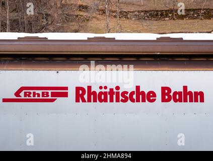 Poschiavo, Suisse - 19 janvier 2022: Le chemin de fer rhétien - Ferrovia retica - est une compagnie de chemin de fer et un opérateur d'infrastructure en Suisse. Banque D'Images