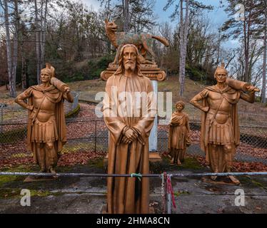 Lourdes, France - 5 janvier 2022 : chemin de la croix de Lourdes - première station : Jésus est condamné à mort. Banque D'Images