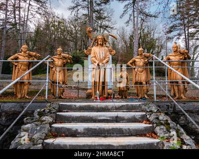 Lourdes, France - 5 janvier 2022 : chemin de la croix de Lourdes - première station : Jésus est condamné à mort. Banque D'Images