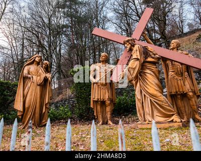 Lourdes, France - 5 janvier 2022 : chemin de la croix de Lourdes - quatrième station : Jésus rencontre sa mère Banque D'Images
