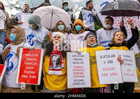 8 février 2022, Istanbul, Turquie : l'Association médicale turque et les chambres médicales ont organisé une grève nommée « Mission/grève blanche » à travers la Turquie pour protester contre le programme en difficulté intitulé « le travail est notre parole, continuez à nous battre jusqu'à ce que nous obtenions ce qui est notre droit ». Les travailleurs de la santé de la faculté de médecine CAPA d'Istanbul ont marché et ont fait une déclaration à la presse. En plus de leurs demandes de bas salaires, de droits personnels et de la mise en œuvre de lois contenant la violence contre le personnel de santé, les travailleurs de la santé qui voulaient que Covid 19 soit considéré comme une maladie professionnelle ont essayé d'annoncer leurs autres demandes à Banque D'Images