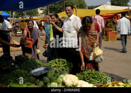 Deolali, Maharashtra, Inde- Asie, février -2009 : les gens et les touristes locaux achetant des légumes sur le marché, Deolali, Maharashtra Banque D'Images