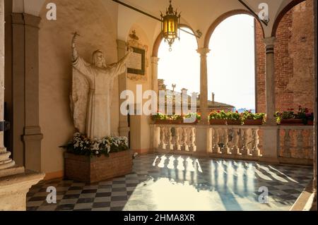 Oratoire Santa Caterina à Fontebranda. Le cloître intérieur, avec une statue du Saint. Banque D'Images