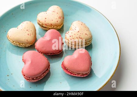 Gâteaux de macarons en forme de coeur. Petits gâteaux français pour la Saint-Valentin. Macarons français doux et colorés. Banque D'Images