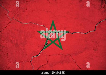 Une image du drapeau marocain sur un mur avec une fissure. Arrière-plan. Banque D'Images