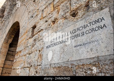 Quelques versets de la Divine Comédie de Dante Alighieri sur une plaque commémorative, le long des murs de la ville, près de la Porta Fiorentina. Banque D'Images