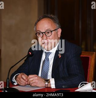 Milan, Italie. 08th févr. 2022. Milan, Italie Présentation de la conférence de la semaine de la mode Collection des femmes automne hiver 2022 2023 avec la participation de Carlo Capasa Président du CNMI, Carlo Maria Ferro, Président de l'Agence des glaces, conseillers de la Municipalité de Milan Alessia Cappello (développement économique) et Tommaso Sacchi (Culture) à la photo : Carlo Maria Ferro, Président de l'Agence des glaces crédit: Agence de photo indépendante/Alamy Live News Banque D'Images