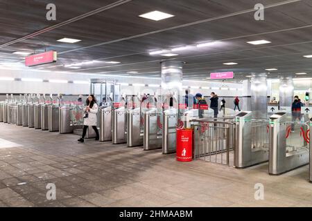 Moscou, Russie -26 décembre 2021. Tourniquets à la station de métro Myakinino Banque D'Images