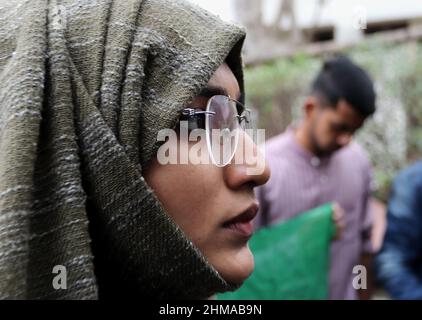 New Delhi, Inde. 08th févr. 2022. Un militant étudiant musulman indien est vu lors d'une manifestation sous la bannière de la fédération étudiante musulmane (MSF), en dehors de la faculté d'art de l'université de Delhi.dans l'état de Karnataka en Inde, la controverse a commencé le mois dernier, car les jeunes filles musulmanes ont été interdites de cours pour avoir porté le hijab. En raison de la protestation contre la controverse du hijab, le ministre en chef de Karnataka dit que toutes les écoles secondaires, les collèges seront fermés pour les 3 prochains jours afin de maintenir la paix et l'harmonie. Crédit : SOPA Images Limited/Alamy Live News Banque D'Images