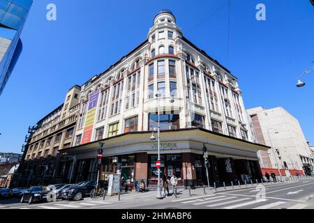 Bucarest, Roumanie - 27 mars 2021 : Magazinul Victoria (magasin Victoriei) dans le centre historique de l'avenue Victory, dans le centre de la vieille ville, dans un cadre ensoleillé Banque D'Images