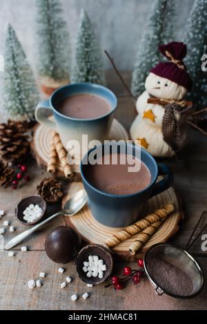 Gros plan de tasses de chocolat chaud entouré de choses hivernales. Banque D'Images