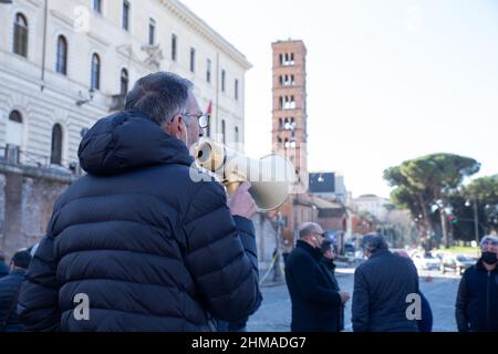 Rome, Italie. 08th févr. 2022. Sit-in organisé par la NCC et les chauffeurs de bus touristiques sur la Piazza della Bocca della Verità à Rome (photo de Matteo Nardone/Pacific Press/Sipa USA) Credit: SIPA USA/Alay Live News Banque D'Images