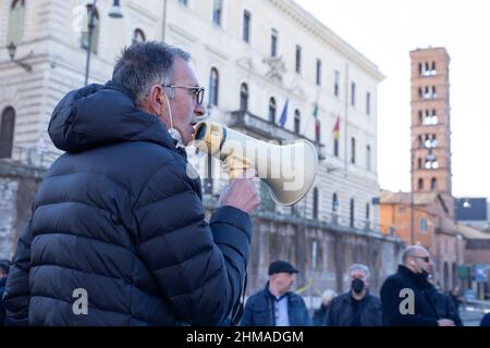 Rome, Italie. 08th févr. 2022. Sit-in organisé par la NCC et les chauffeurs de bus touristiques sur la Piazza della Bocca della Verità à Rome (photo de Matteo Nardone/Pacific Press/Sipa USA) Credit: SIPA USA/Alay Live News Banque D'Images