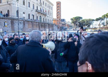 Rome, Italie. 08th févr. 2022. Le sénateur Maurizio Gasparri pendant le sit-in organisé par la NCC et les chauffeurs de bus touristiques sur la Piazza della Bocca della Verità à Rome (photo de Matteo Nardone/Pacific Press/Sipa USA) Credit: SIPA USA/Alay Live News Banque D'Images