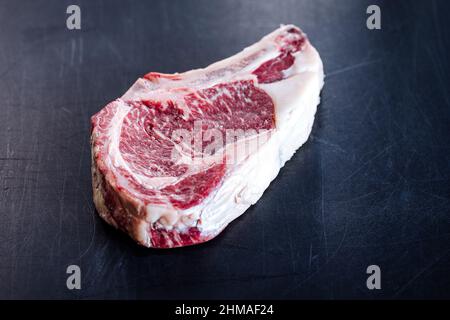 Divers steaks sont disponibles, dont des yeux de côtes, des os de t, des steaks de filet et des steaks de rumsteck. Filets de filet et morceaux de sirloin. Viande de bœuf biologique séchée. Banque D'Images