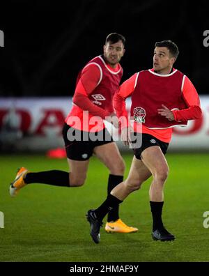 George Ford (à droite), en Angleterre, lors d'une séance d'entraînement à Pennyhill Park, Londres. Date de la photo: Mardi 8 février 2022. Banque D'Images