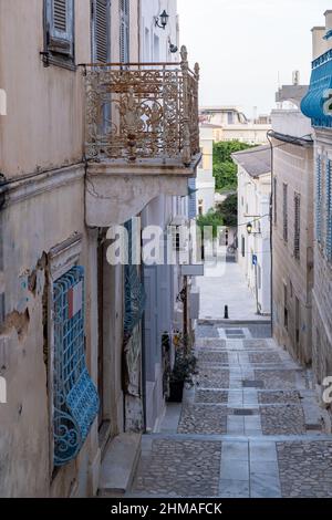 Grèce. Ermoupolis Syros, Cyclades. Rue étroite, escalier pavé en pierre et balcon, architecture traditionnelle Banque D'Images