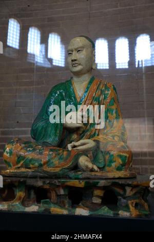 Une statue en poterie émaillée de Luohan de la dynastie Liao de Chine exposition dans la rotonde chinoise en Asie Galeries.Penn Museum.University of Pennsylvania.Philadelphie.Pennsylvania.USA Banque D'Images