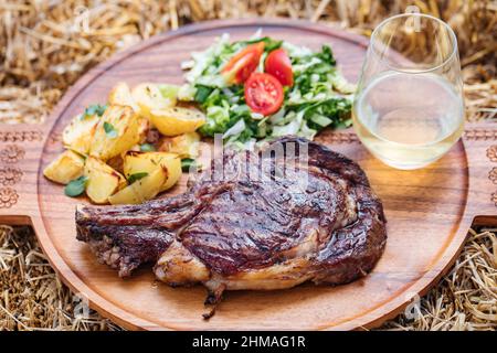 Divers steaks sont disponibles, dont des yeux de côtes, des os de t, des steaks de filet et des steaks de rumsteck. Filets de filet et morceaux de sirloin. Viande de bœuf biologique séchée. Banque D'Images