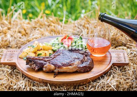 Divers steaks sont disponibles, dont des yeux de côtes, des os de t, des steaks de filet et des steaks de rumsteck. Filets de filet et morceaux de sirloin. Viande de bœuf biologique séchée. Banque D'Images