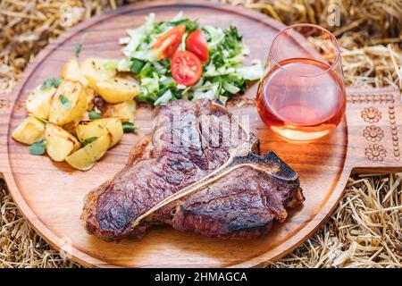 Divers steaks sont disponibles, dont des yeux de côtes, des os de t, des steaks de filet et des steaks de rumsteck. Filets de filet et morceaux de sirloin. Viande de bœuf biologique séchée. Banque D'Images