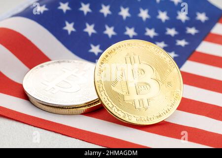 Pièces de crypto-monnaie Bitcoin sur le drapeau national des États-Unis. Concept de réglementation de la loi Crypto Banque D'Images