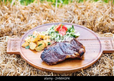 Divers steaks sont disponibles, dont des yeux de côtes, des os de t, des steaks de filet et des steaks de rumsteck. Filets de filet et morceaux de sirloin. Viande de bœuf biologique séchée. Banque D'Images