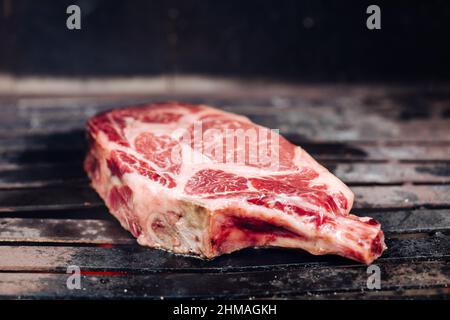 Divers steaks sont disponibles, dont des yeux de côtes, des os de t, des steaks de filet et des steaks de rumsteck. Filets de filet et morceaux de sirloin. Viande de bœuf biologique séchée. Banque D'Images