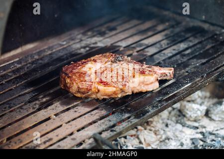 Divers steaks sont disponibles, dont des yeux de côtes, des os de t, des steaks de filet et des steaks de rumsteck. Filets de filet et morceaux de sirloin. Viande de bœuf biologique séchée. Banque D'Images