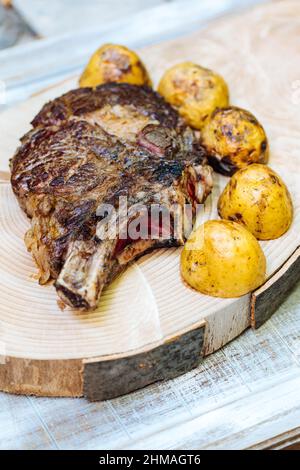 Divers steaks sont disponibles, dont des yeux de côtes, des os de t, des steaks de filet et des steaks de rumsteck. Filets de filet et morceaux de sirloin. Viande de bœuf biologique séchée. Banque D'Images