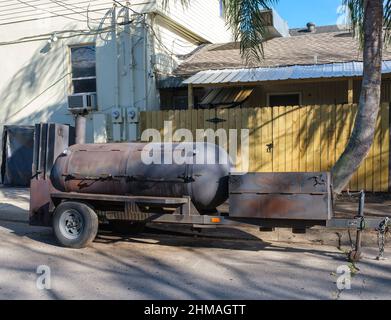 LA NOUVELLE-ORLÉANS, LA, États-Unis - 31 JANVIER 2022 : grand fumeur de barbecue à usage intensif devant le restaurant Patois Banque D'Images