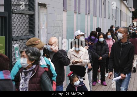 Hong Kong, Chine. 8th févr. 2022. Les citoyens attendent les tests COVID-19 sur un site de test à Hong Kong, dans le sud de la Chine, le 8 février 2022. Hong Kong a signalé mardi 625 nouveaux cas de COVID-19 au cours des 24 dernières heures, ce qui porte le nombre total d'infections à 16 647, selon les données du Centre de protection de la santé. Crédit : Wang Shen/Xinhua/Alay Live News Banque D'Images