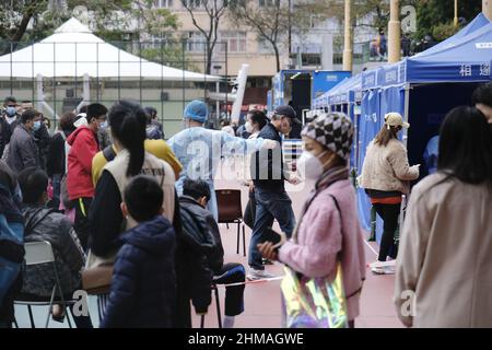 Hong Kong, Chine. 8th févr. 2022. Les citoyens attendent les tests COVID-19 sur un site de test à Hong Kong, dans le sud de la Chine, le 8 février 2022. Hong Kong a signalé mardi 625 nouveaux cas de COVID-19 au cours des 24 dernières heures, ce qui porte le nombre total d'infections à 16 647, selon les données du Centre de protection de la santé. Crédit : Wang Shen/Xinhua/Alay Live News Banque D'Images