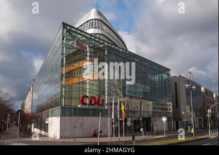 05.02.2022, Berlin, Allemagne, Europe - Konrad-Adenauer-Building est le siège fédéral du parti conservateur allemand CDU à Tiergarten. Banque D'Images