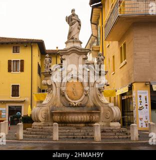 Arco, Italie - décembre 25th 2021. La fontaine historique Fontana del Mose datant de 17th ans dans la petite ville d'Arco, dans le nord de Garda, Trentin-Haut-Adige Banque D'Images