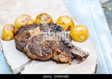 Divers steaks sont disponibles, dont des yeux de côtes, des os de t, des steaks de filet et des steaks de rumsteck. Filets de filet et morceaux de sirloin. Viande de bœuf biologique séchée. Banque D'Images