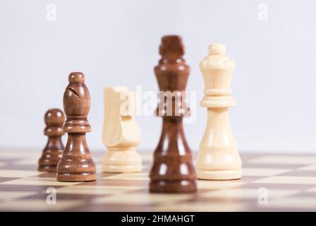 Jeu d'échecs joué avec un fond clair Banque D'Images