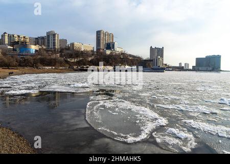 La glace couvrait la baie d'Amur en toile de fond de la ville en hiver, Vladivostok, Primorsky Krai, Russie. Banque D'Images